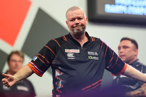 Van Barneveld negeerde media na verlies: 'Nam effe m'n tijd, maar toen was het al te laat'