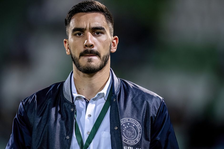 Wow! Josip Sutalo draagt de aanvoerdersband bij Ajax-debuut