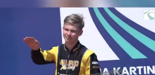 🎥 | 15-jarige Russische karter brengt nazigroet op podium en wordt ontslagen