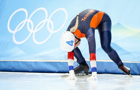 🎥 | Wat een knokker! Marijke Groenewoud valt in halve finale massastart, maar is wel door