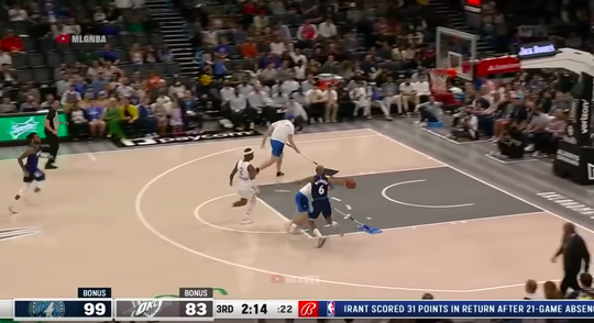 🎥 | Schoonmaker van NBA-ploeg loopt zwaar hard in de weg bij counter tegenpartij