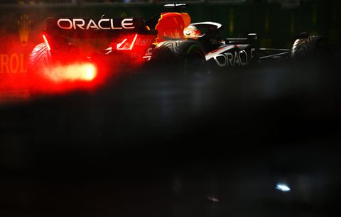 Ronde 1 in zeiknat Singapore: Pérez beunt naar P1, Verstappen zakt naar P12