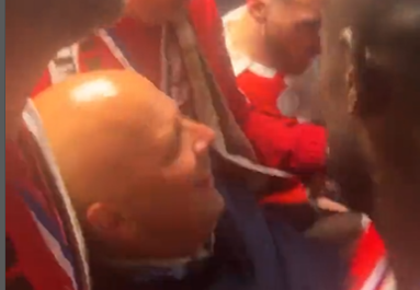 🎥 | Feyenoord-spelers trekken trainer Arne Slot het bad in na kampioenschap