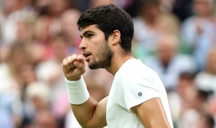 Onaantastbare Carlos Alcaraz ramt zich langs Daniil Medvedev in halve finale Wimbledon