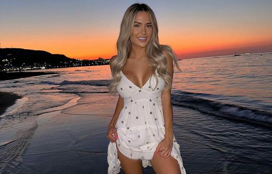 📸 | Wesley Sneijder gespot tijdens 'gezellig tongworstelen' met Playboy-model