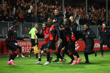 Rajiv van La Parra bezorgt FC Eindhoven nieuwe dreun in play-offs, Almere City door