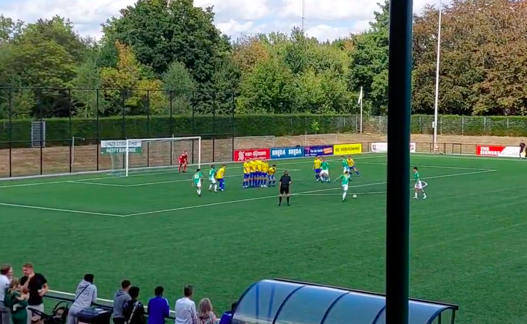 ?? | Check! Amateurvoetballer De Graauw schiet vrije trap héérlijk binnen