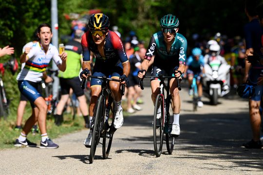 Richard Carapaz verovert roze trui na mooie etappe in Giro, Simon Yates pakt ritzege