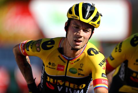 Jumbo-Visma uit zorgen over toestand Primoz Roglic: 'Hopelijk kan hij strijd vervolgen'
