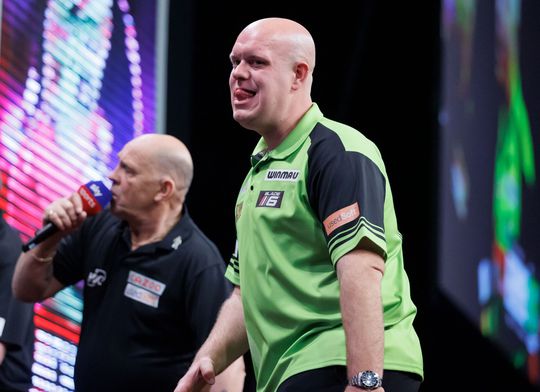 OEI! Michael van Gerwen verliest bloedstollende PL-avond van Gerwyn Price