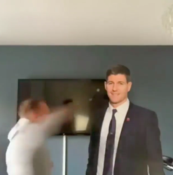 😂🎥 | Rangers-fan is niet blij met vertrek Steven Gerrard en ramt levensgrote poster neer