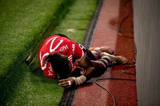 🎥 | Hoe dan?! Aaron Wan-Bissaka knalt op reclamebord en moet op stretcher het veld af