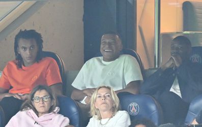Goals nodig? Gestrafte Kylian Mbappé lacht zich rot terwijl hij ziet hoe PSG niet weet te scoren