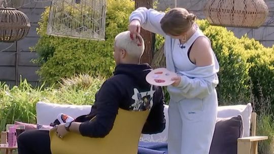 🎥 | Schattig! Lang Leve de Liefde-deelnemer krijgt Feyenoord-logo op zijn kop geschilderd