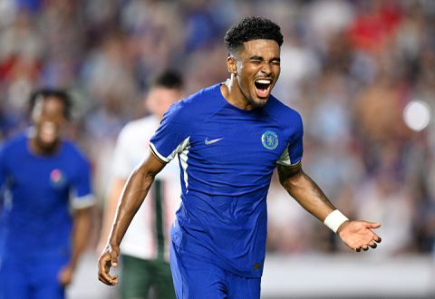 Chelsea-coach Pochettino ziet potentie in Ian Maatsen: 'Hij is zo'n slimme speler'