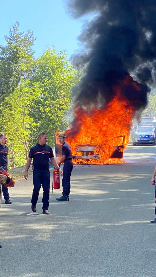 🎥 | Politiewagen vliegt in de fik op slotklim 14e etappe Tour de France