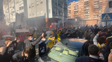 🎥 | Fans van Cádiz bedanken op fantastische wijze ontslagen trainer die club naar LaLiga loodste