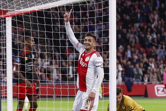 Dusan Tadic draagt toch wel de OneLove-band in De Klassieker