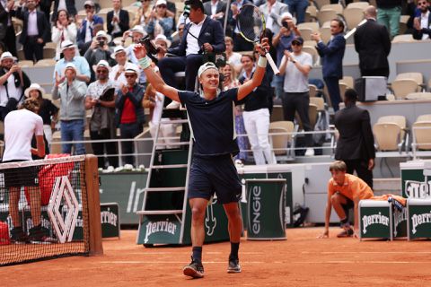 Tennistalent Holger Rune stunt en gooit Stefanos Tsitsipas van het Roland Garros-gravel af