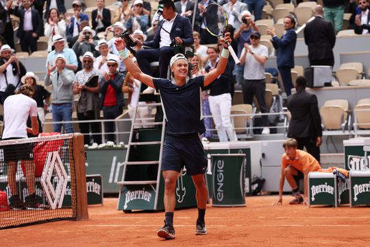 Tennistalent Holger Rune stunt en gooit Stefanos Tsitsipas van het Roland Garros-gravel af