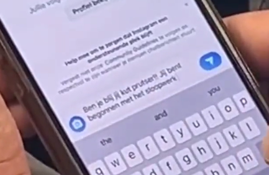 🎥 | Frustratie zit HEEL hoog bij Ajax-fans: supporter stuurt Alfred Schreuder bericht vanuit Arena