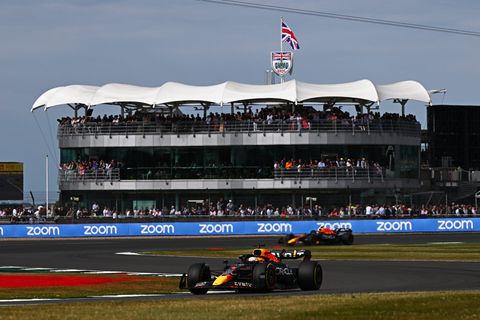 Verstappen over autoproblemen bij GP Groot-Brittannië: 'Ik stapte uit en zag dat alles eraf lag'