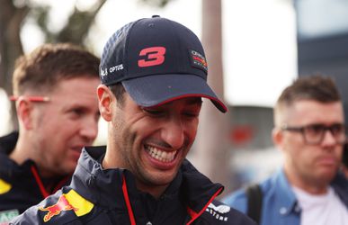 🎥| NOS vergeet stroopwafels mee te nemen voor Daniel Ricciardo: 'Meen je niet!'