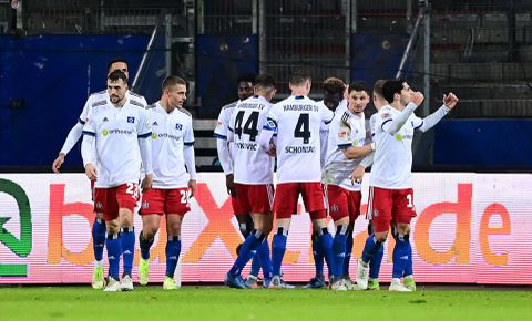 HSV met Ludovit Reis wint belangrijkste wedstrijd van het seizoen in spektakelstuk met Sankt Pauli