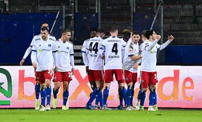 HSV met Ludovit Reis wint belangrijkste wedstrijd van het seizoen in spektakelstuk met Sankt Pauli