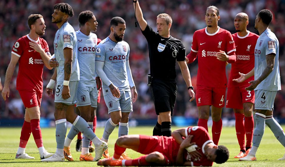 😱  Cody Gakpo krijgt karatetrap van Aston Villa-speler in buik