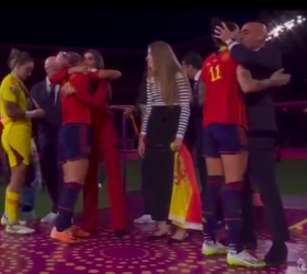 Spaanse bondsvoorzitter reageert op kritiek na kus bij WK-ceremonie: 'Er zijn overal idioten'