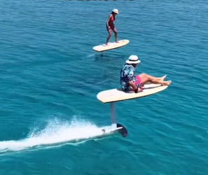 🎥😂 | Fernando Alonso stuitert over water met surfboard: 'Geef hem een klein stuurtje'