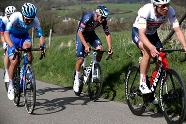 🎥 | Mathieu van der Poel net naast podium in Amstel Gold Race, Michal Kwiatkowski juicht na fotofinish