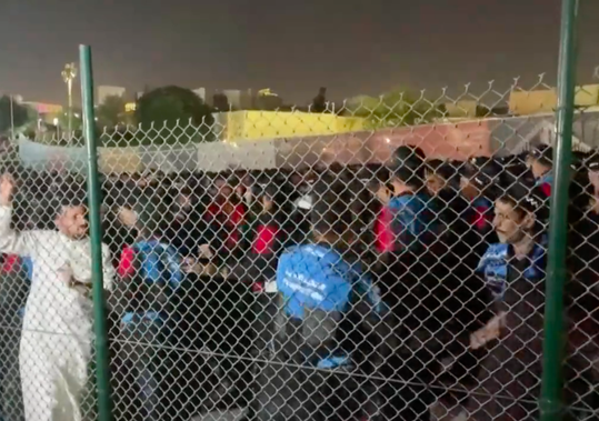 🎥 | WK: 'Voetbalfans in paniek bij Spanje - Marokko na verdrukkend optreden van oproerpolitie'