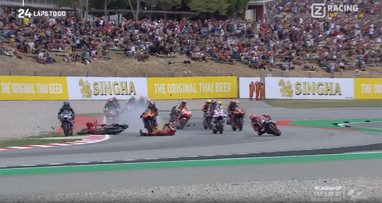 🎥 | Heftig! MotoGP-coureur rijdt bij crash over been van Francesco Bagnaia heen