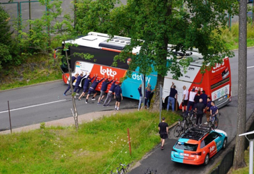 📸 | Handen uit de mouwen: wielrenners van Lotto-Dstny 'bevrijden' vastgelopen teambus