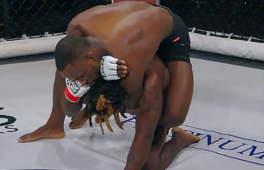 🎥 | MMA'er Blackshear zorgt met nekklem op Anderson voor dikke verrassing bij CFFC 103