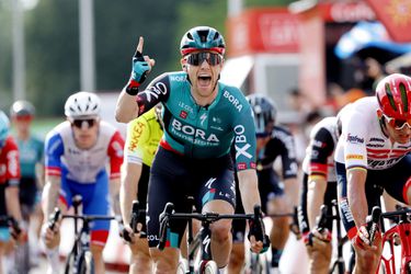 🎥 | 2e etappe Vuelta: Teunissen neemt rode trui over van Gesink, Bennett wint in Utrecht na werk Van Poppel