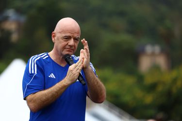 🎥 | FIFA-baas Gianni Infantino opent Pelé Stadium en trapt een balletje