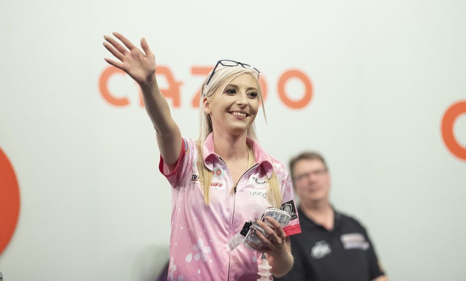 Fallon Sherrock knalt de top-100 van de Order of Merit binnen