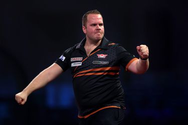 Van Duijvenbode klopt wereldkampioen Smith en staat in kwartfinale Baltic Sea Darts Open