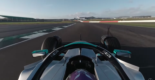 🎥 | Lewis Hamilton neemt je een rondje mee in de nieuwe W13 op Silverstone