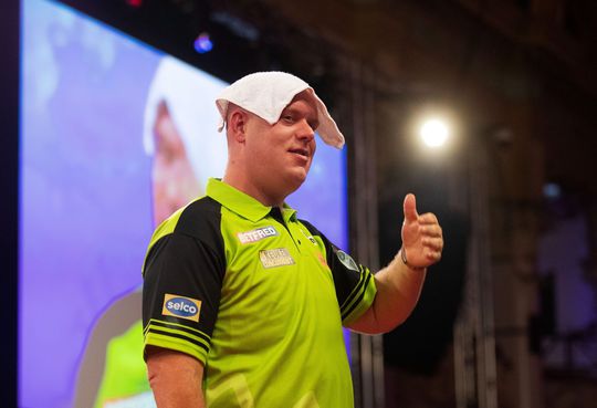 'Mighty Mike' gaat naar slordige Michael, maar Van Gerwen wint wel easy van Joe Cullen
