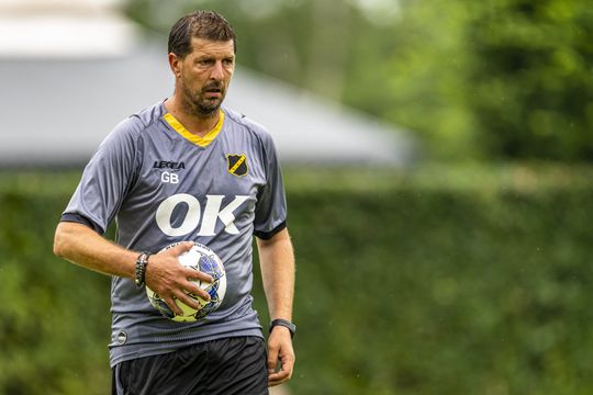 Keeperstrainer Gabor Babos op de bank als reservedoelman bij NAC Breda