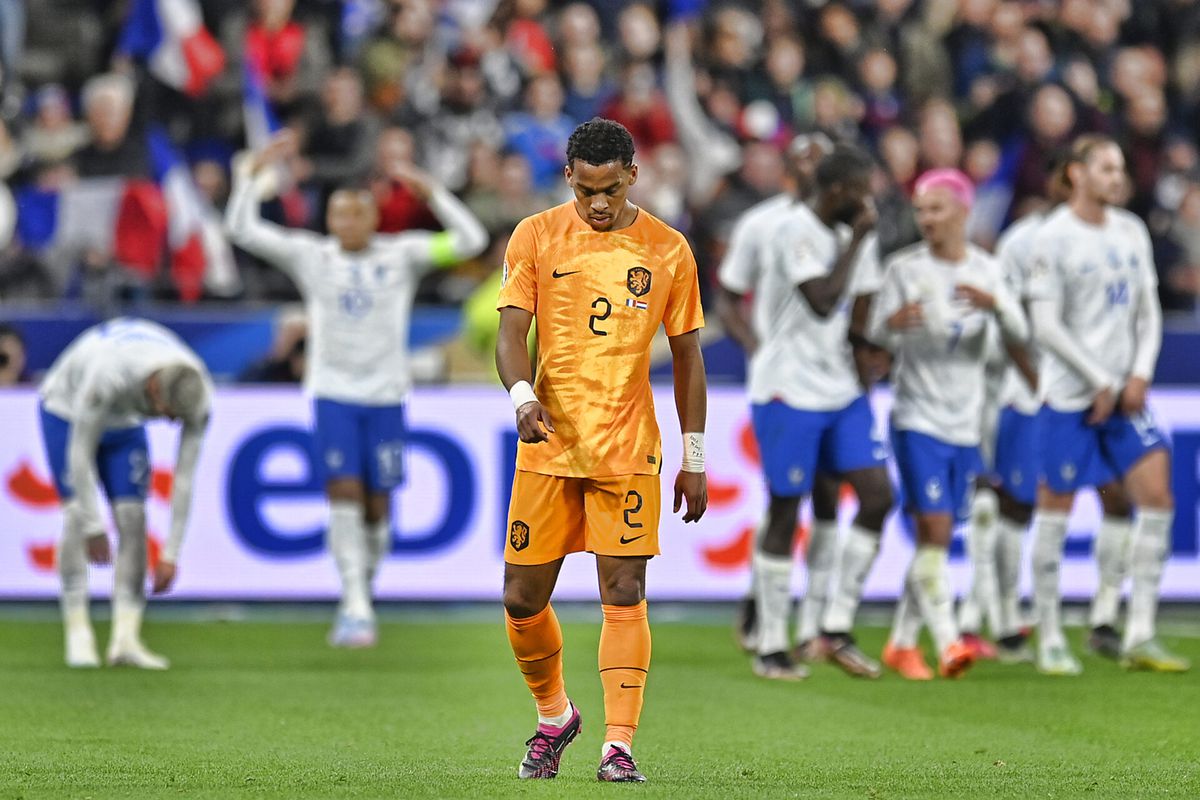 Slecht begin EK-kwalificatie: Oranje krijgt hard op de kloten van Frankrijk