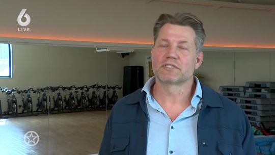 🎥 | Roddelkoning vraagt Dennis van der Geest naar liefdesleven: 'Vervelende tijd gehad'