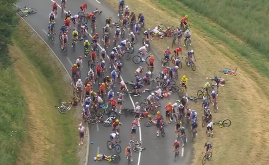 14e etappe Tour de France na 5 kilometer stilgelegd door enorme valpartij in peloton