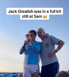 😂🎥 | Grealish viert CL-winst tot in de vroege uurtjes volledig in wedstrijdtenue