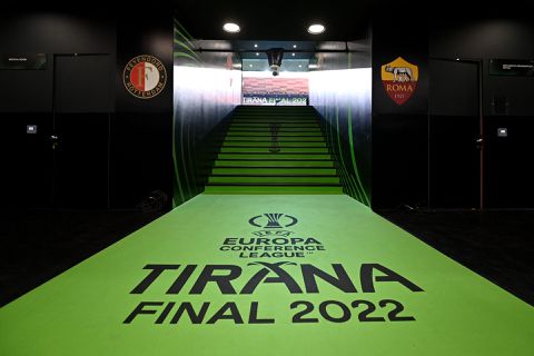 Dit is de opstelling van Feyenoord (en die van AS Roma) voor de finale van de Conference League