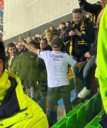 ZIEN! Vitesse-supporter 'plaagde' Ajacieden in het uitvak met Union Berlin-shirtje